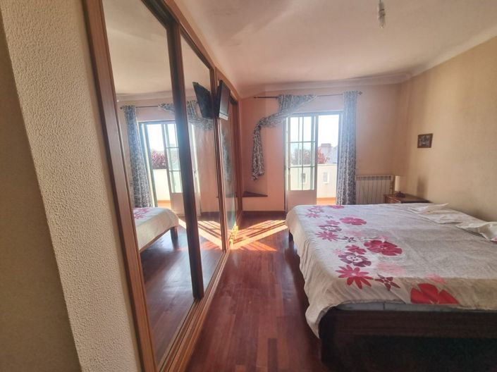 Image No.17-6 Bed House for sale