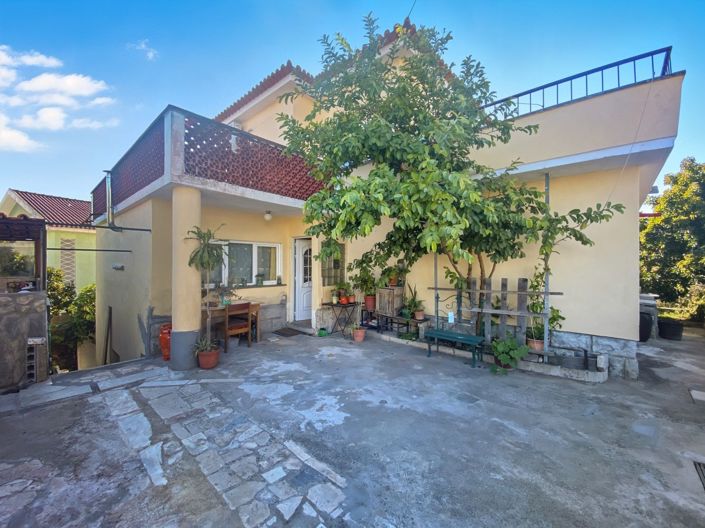 Image No.8-5 Bed House for sale