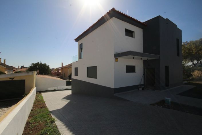 Image No.2-4 Bed House for sale