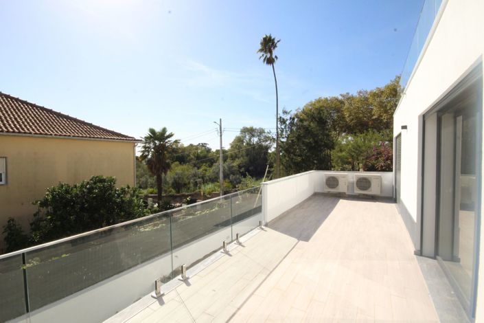 Image No.8-4 Bed House for sale