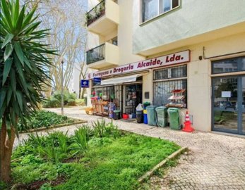 1 - Cascais, Commercial
