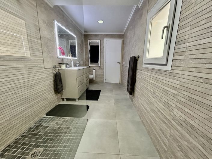 Image No.31-6 Bed Villa for sale