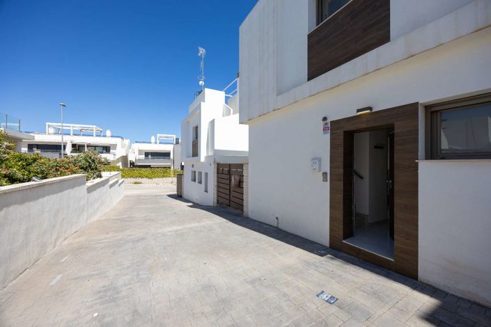 Image No.29-3 Bed Villa for sale