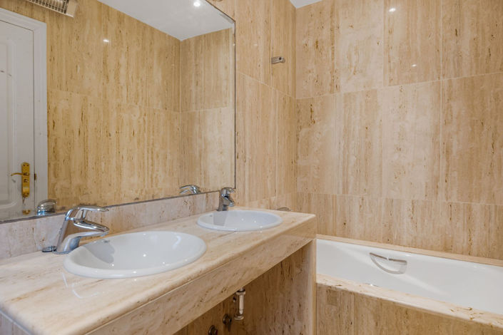 Image No.13-4 Bed Property for sale