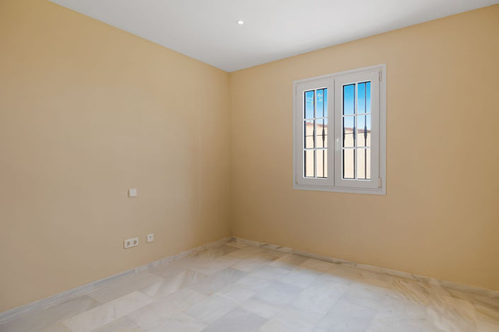 Image No.17-4 Bed Property for sale