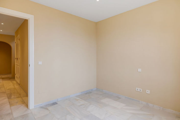 Image No.30-4 Bed Property for sale