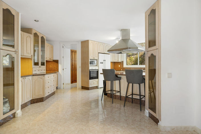 Image No.10-5 Bed Property for sale