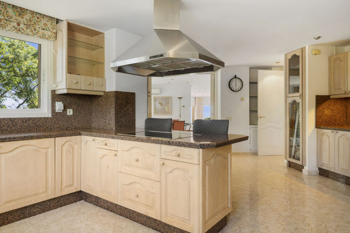 Image No.11-5 Bed Property for sale