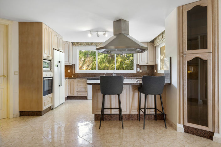 Image No.12-5 Bed Property for sale