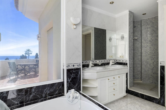 Image No.24-5 Bed Property for sale