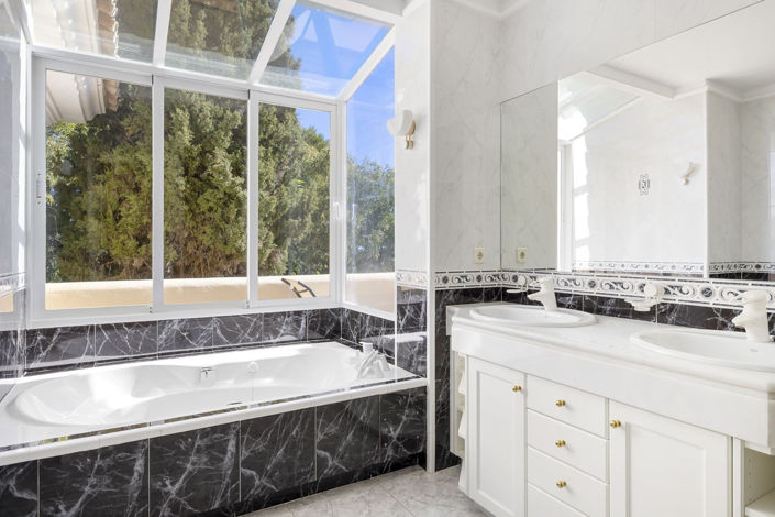 Image No.25-5 Bed Property for sale