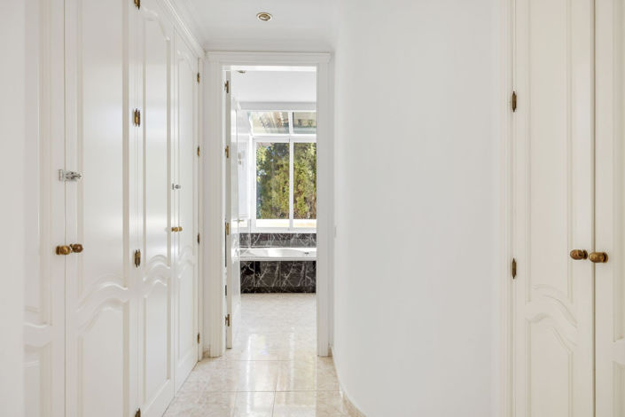 Image No.26-5 Bed Property for sale