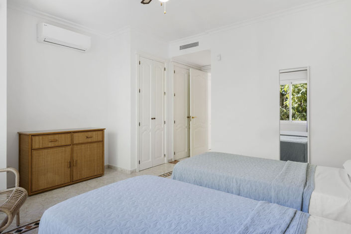 Image No.27-5 Bed Property for sale