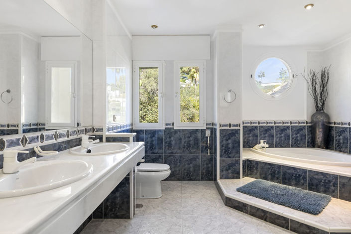 Image No.28-5 Bed Property for sale