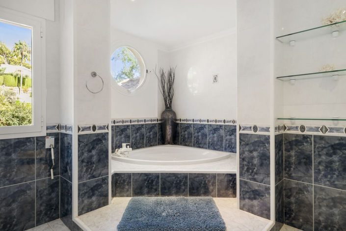 Image No.29-5 Bed Property for sale