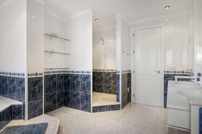 Image No.30-5 Bed Property for sale