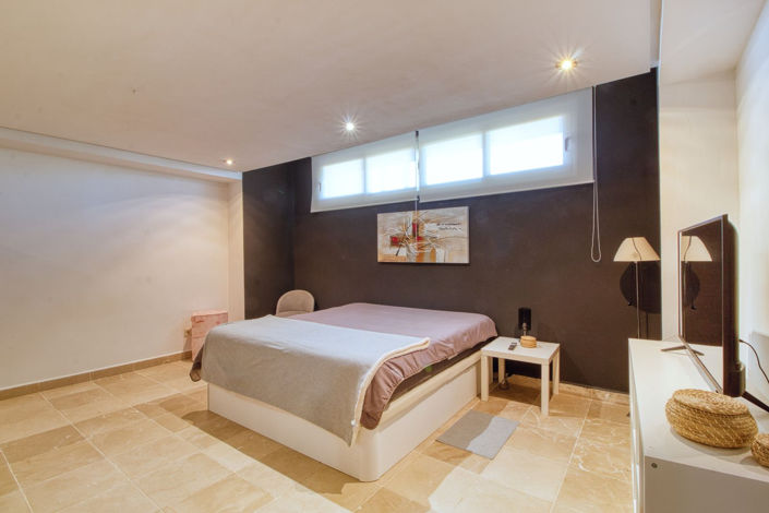 Image No.20-3 Bed Property for sale