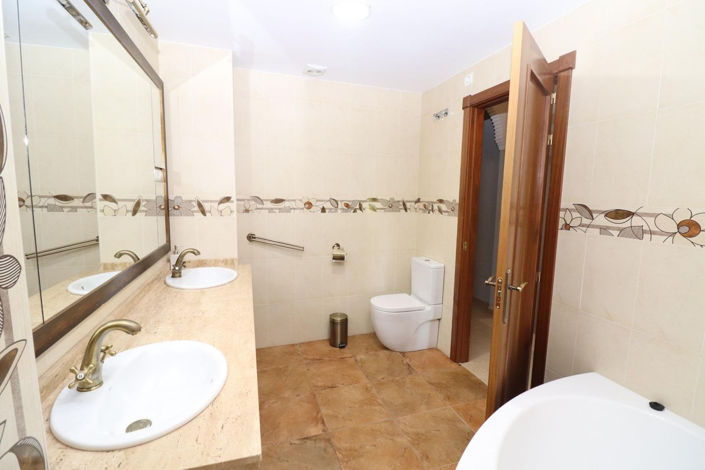 Image No.28-3 Bed Property for sale