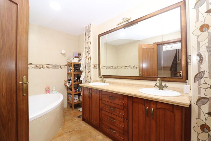 Image No.30-3 Bed Property for sale