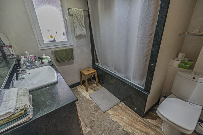 Image No.13-2 Bed Property for sale