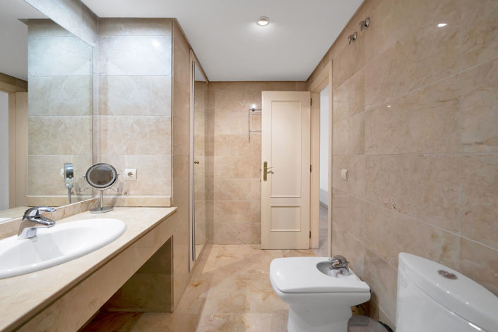 Image No.10-2 Bed Property for sale