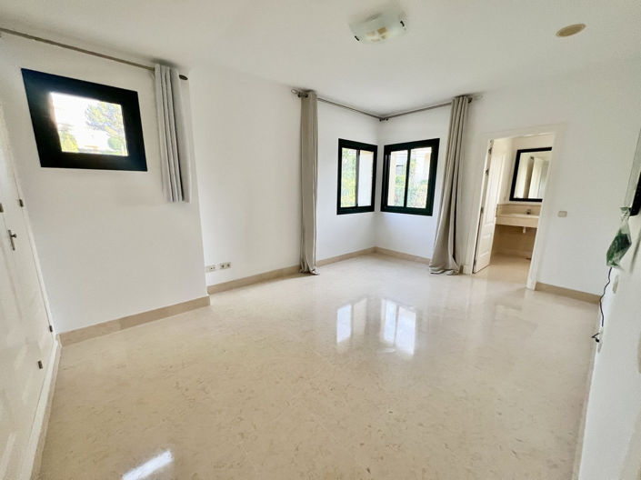 Image No.15-3 Bed Property for sale