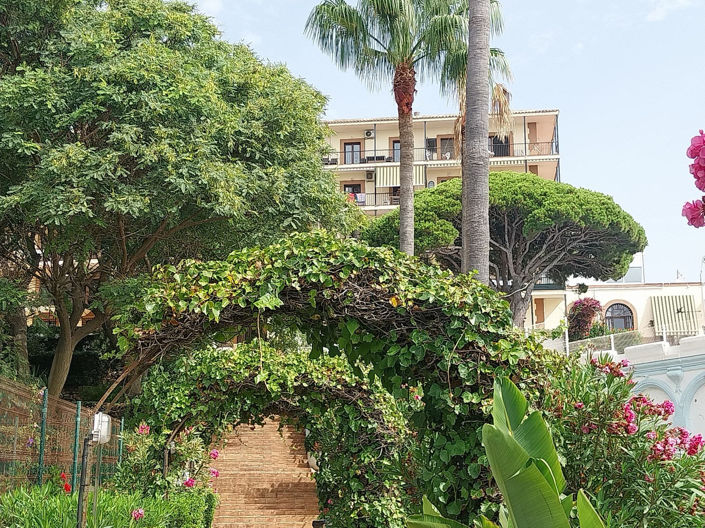 Image No.15-2 Bed Property for sale