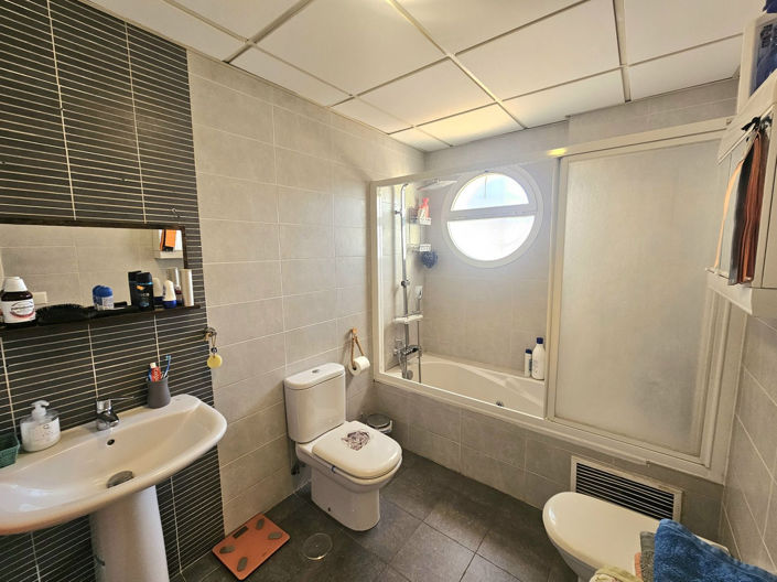 Image No.10-2 Bed Property for sale