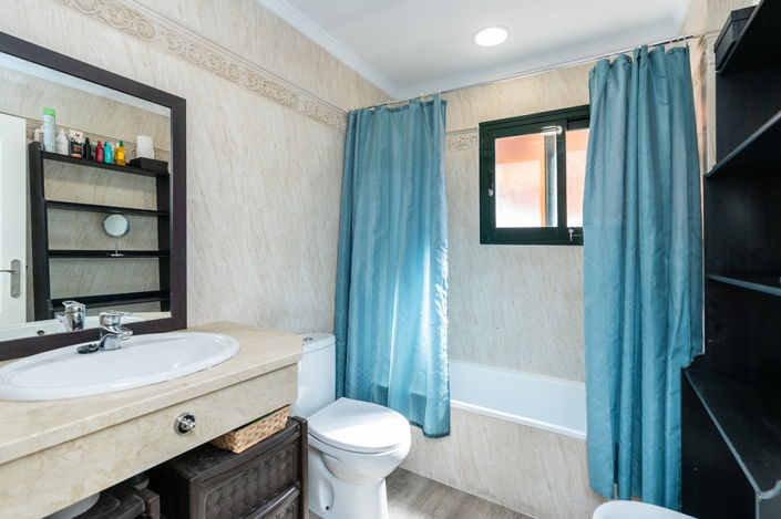 Image No.17-3 Bed Property for sale