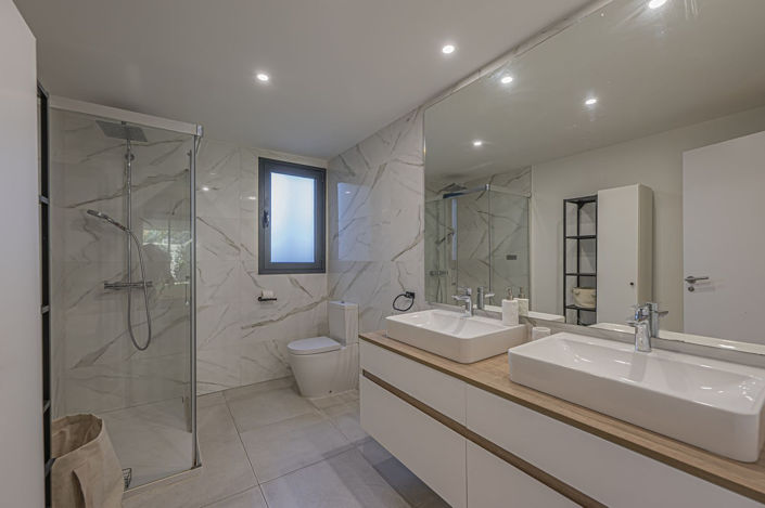 Image No.12-3 Bed Property for sale