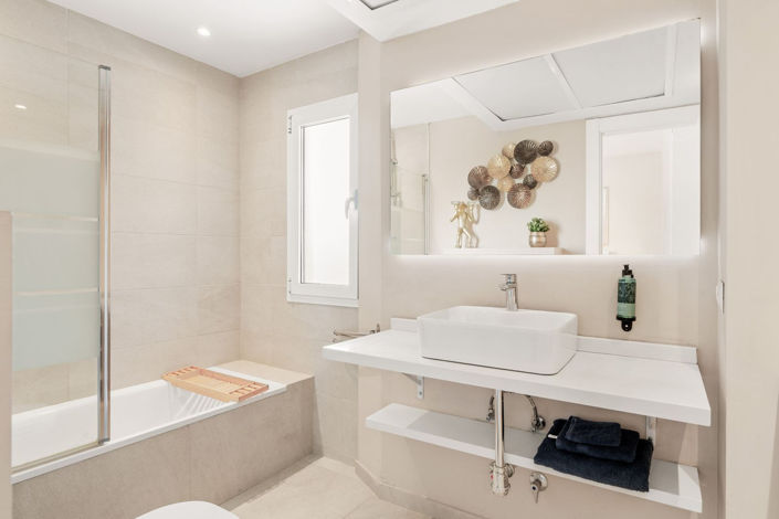 Image No.18-3 Bed Property for sale