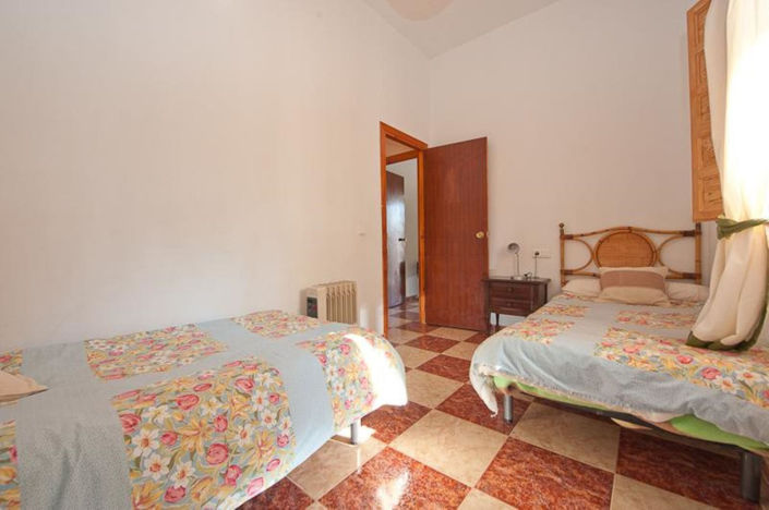 Image No.11-14 Bed Townhouse for sale