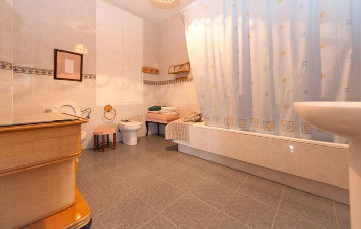 Image No.16-14 Bed Townhouse for sale