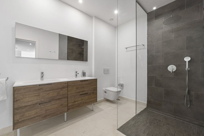 Image No.17-5 Bed Property for sale