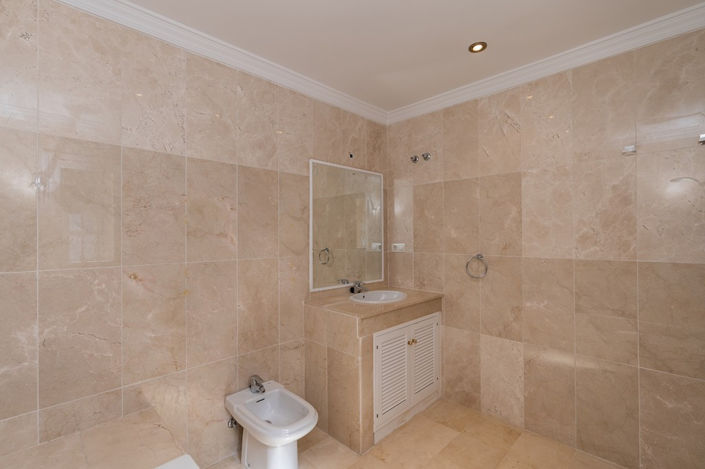 Image No.12-2 Bed Property for sale