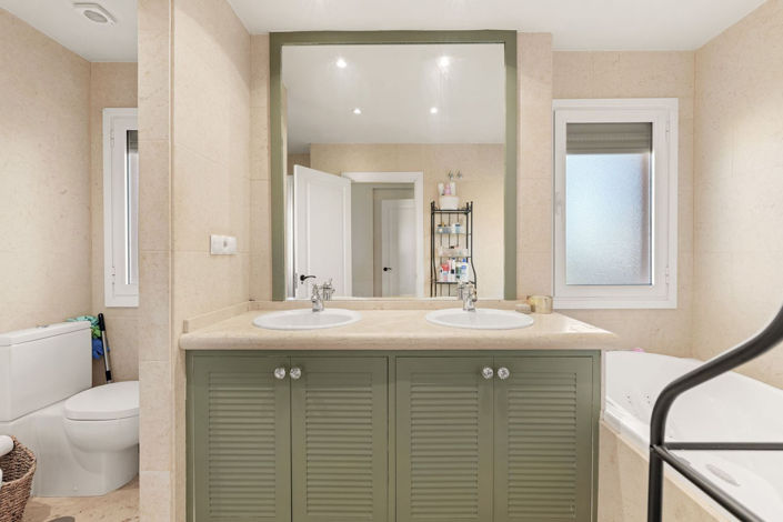 Image No.11-2 Bed Property for sale