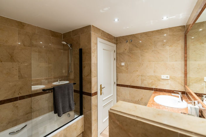 Image No.19-3 Bed Property for sale