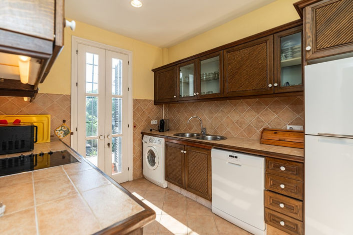 Image No.4-4 Bed Property for sale