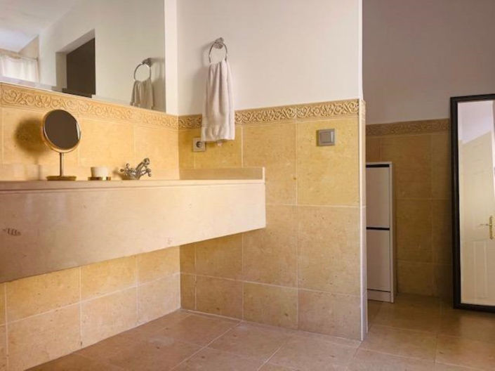 Image No.12-3 Bed Property for sale