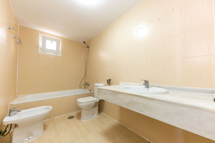 Image No.26-3 Bed Property for sale