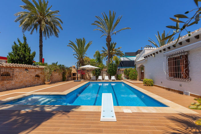 Image No.1-4 Bed Villa for sale