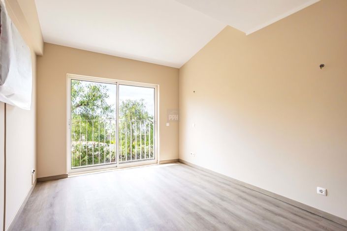 Image No.106-2 Bed Townhouse for sale