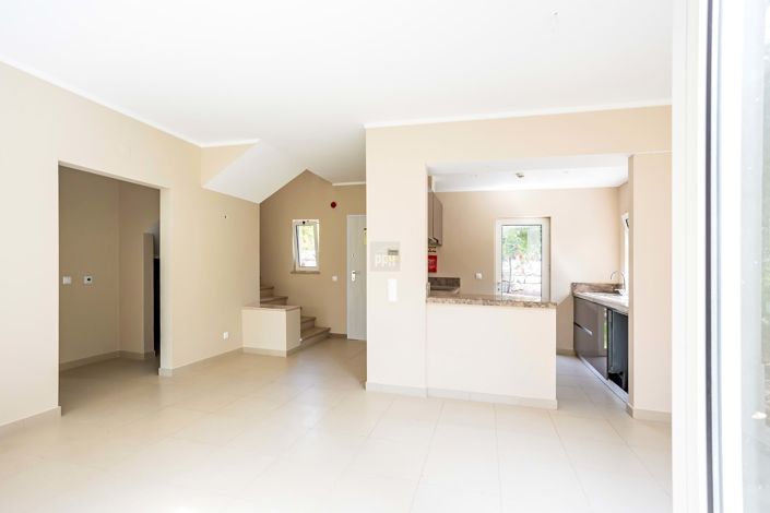 Image No.82-2 Bed Townhouse for sale