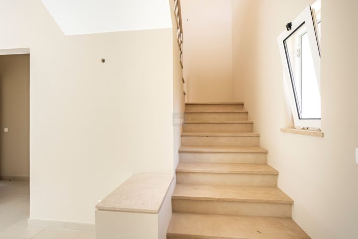 Image No.89-2 Bed Townhouse for sale