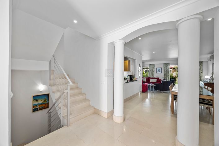 Image No.2-4 Bed Townhouse for sale