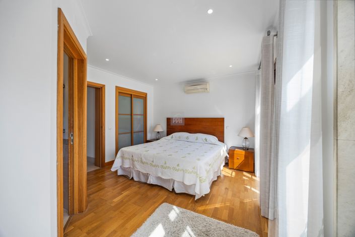 Image No.20-4 Bed Townhouse for sale