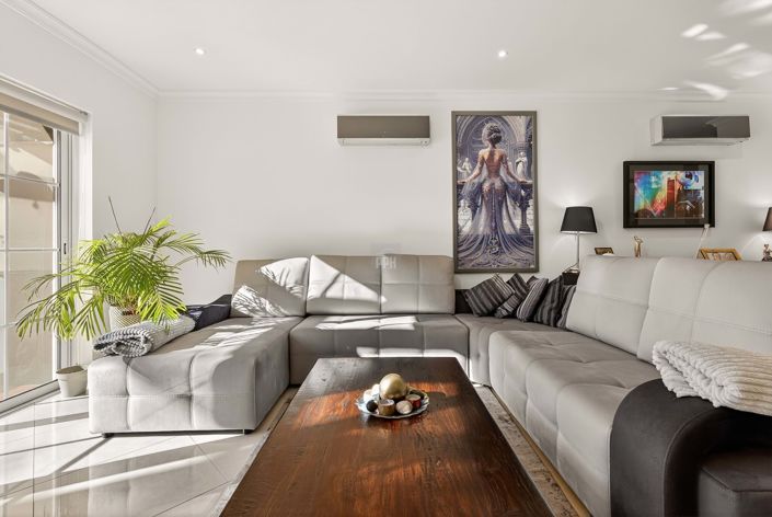 Image No.20-4 Bed Townhouse for sale