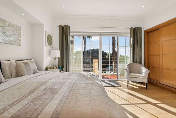 Image No.25-4 Bed Townhouse for sale