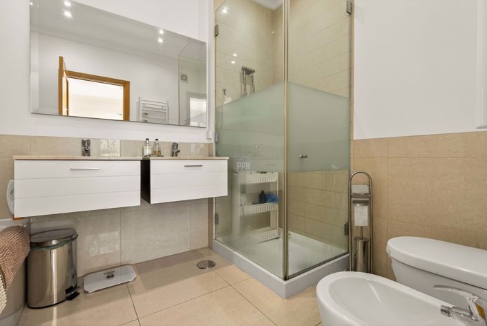 Image No.26-4 Bed Townhouse for sale