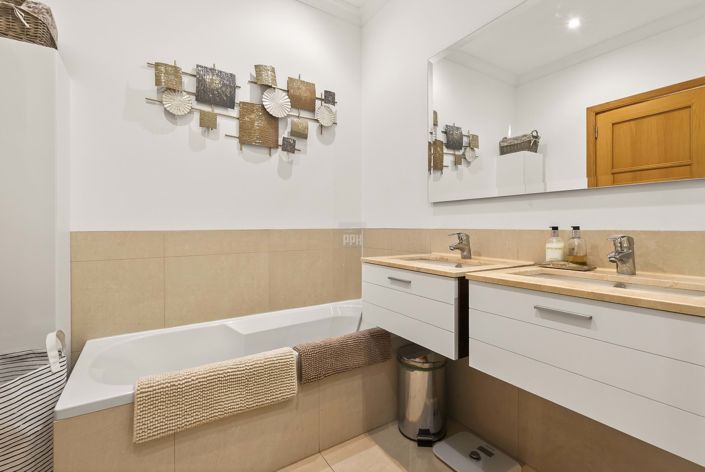 Image No.27-4 Bed Townhouse for sale